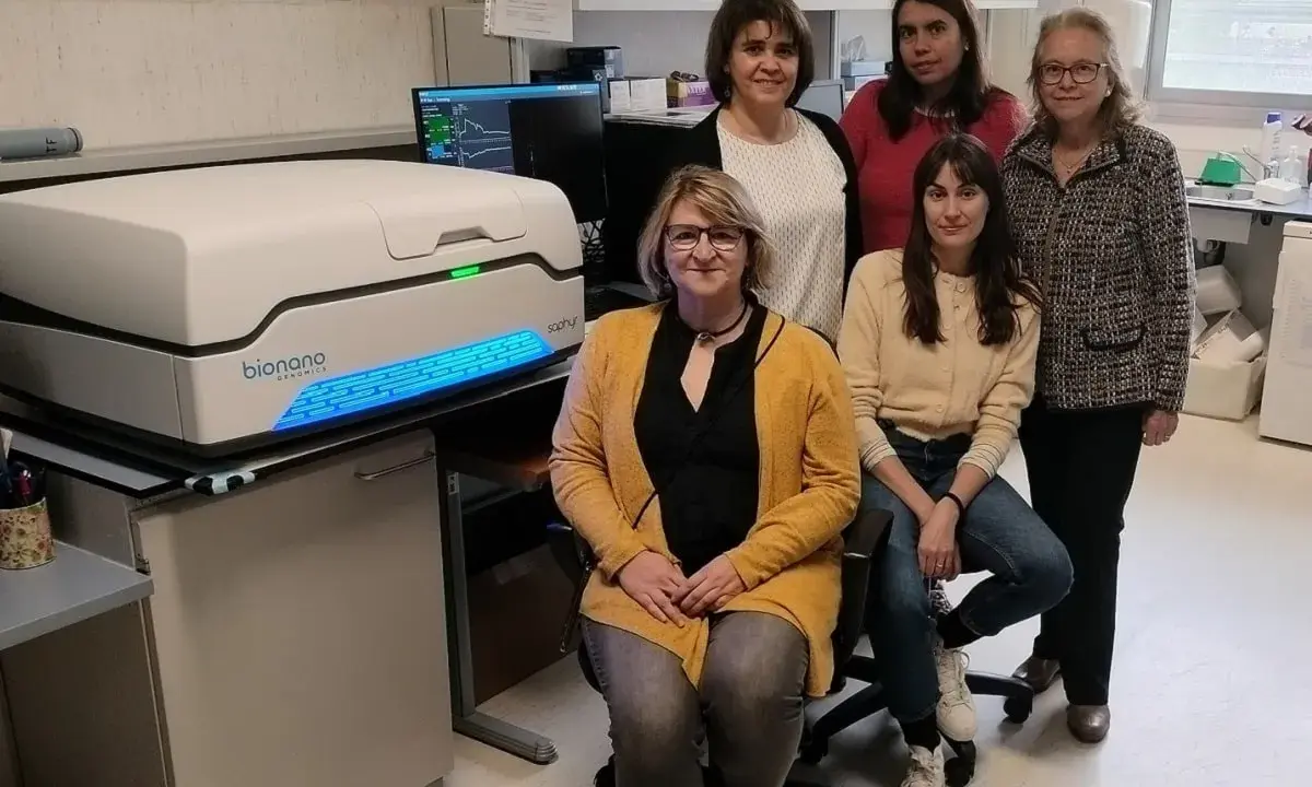 Equipo de científicas posa junto a un equipo de optical genome mapping, listo para desentrañar secretos genéticos.