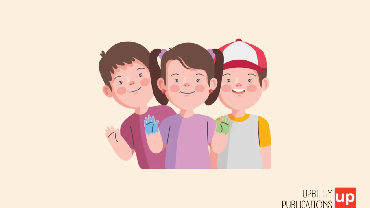 Tres niños sonríen y saludan. Uno de ellos tiene síndrome de Down.