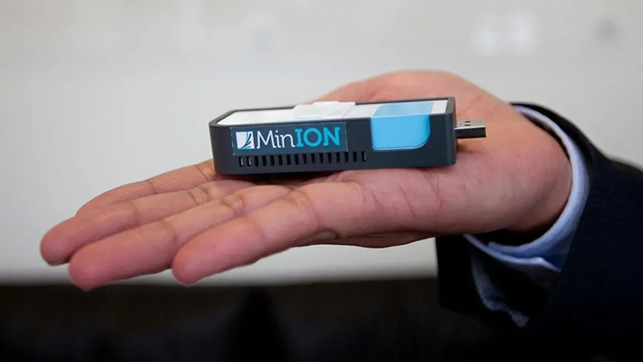 MinION nanopore, un dispositivo portátil de secuenciación genética, descansa en una mano.