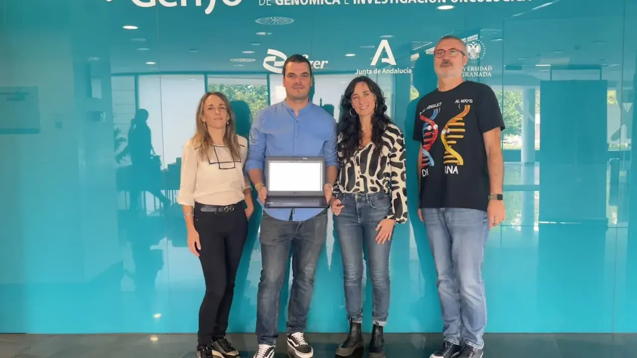 Equipo en Genyo, centro de investigación genómica. Uno de ellos muestra un portátil, quizás para analizar datos de micro ARN.