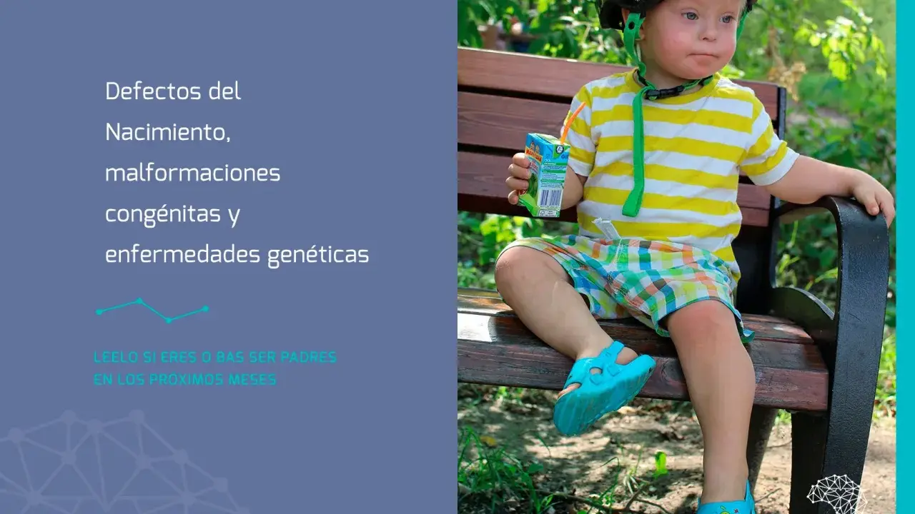 Niño con síndrome de Down bebe jugo. El texto habla de defectos del nacimiento, malformaciones congénitas y enfermedades genéticas, indicando que es congénito y hereditario.