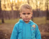 Niño con ojos azules, herencia de su padre ojos azules, y seguro heredará los ojos marrones de su madre.