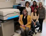 Equipo de científicas posa junto a un equipo de optical genome mapping, listo para desentrañar secretos genéticos.