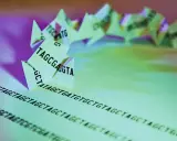 Secuencia de ADN plegada en forma de origami, representando el genotipo humano. Las letras A, T, C, G forman la cadena genética.