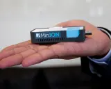 MinION nanopore, un dispositivo portátil de secuenciación genética, descansa en una mano.