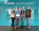 Equipo en Genyo, centro de investigación genómica. Uno de ellos muestra un portátil, quizás para analizar datos de micro ARN.