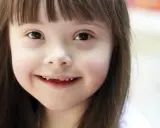 Niña sonriente con síndrome de Down, una condición que no define su luz.