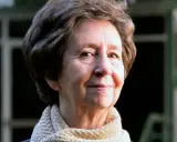 Retrato de Margarita Salas, científica pionera cuyos descubrimientos revolucionaron la biología molecular.