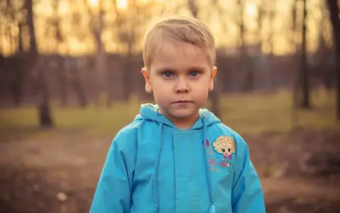 Niño con ojos azules, herencia de su padre ojos azules, y seguro heredará los ojos marrones de su madre.