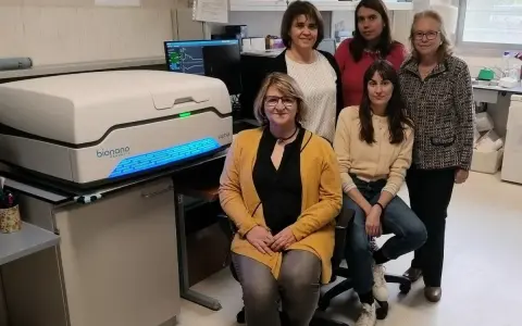 Equipo de científicas posa junto a un equipo de optical genome mapping, listo para desentrañar secretos genéticos.