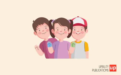 Tres niños sonríen y saludan. Uno de ellos tiene síndrome de Down.