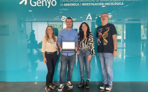 Equipo en Genyo, centro de investigación genómica. Uno de ellos muestra un portátil, quizás para analizar datos de micro ARN.