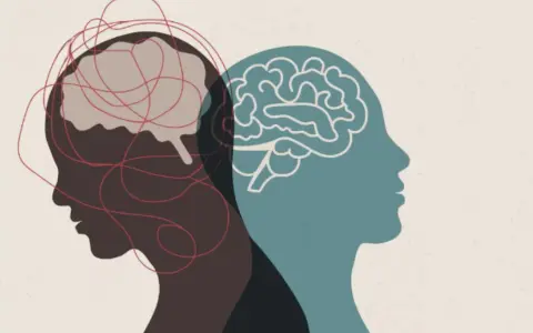 Dos perfiles de cabeza, uno con un cerebro enredado y otro con un cerebro claro, simbolizan la complejidad de una enfermedad multifactorial.