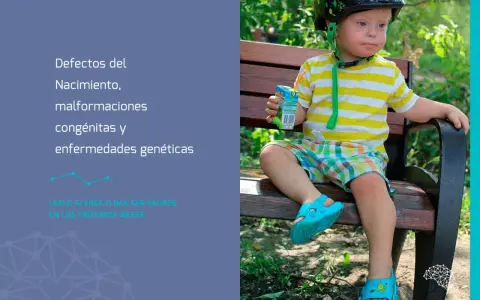 Niño con síndrome de Down bebe jugo. El texto habla de defectos del nacimiento, malformaciones congénitas y enfermedades genéticas, indicando que es congénito y hereditario.