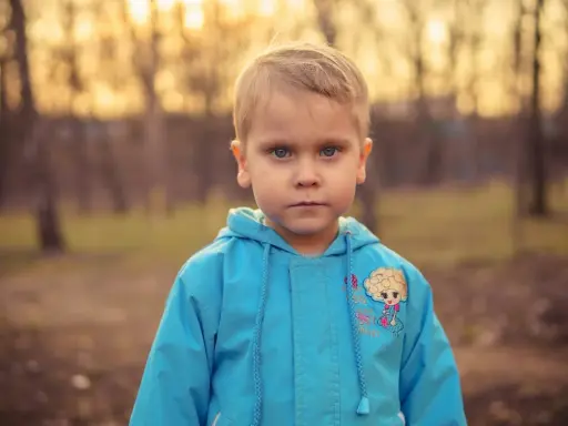 Niño con ojos azules, herencia de su padre ojos azules, y seguro heredará los ojos marrones de su madre.