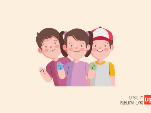 Tres niños sonríen y saludan. Uno de ellos tiene síndrome de Down.