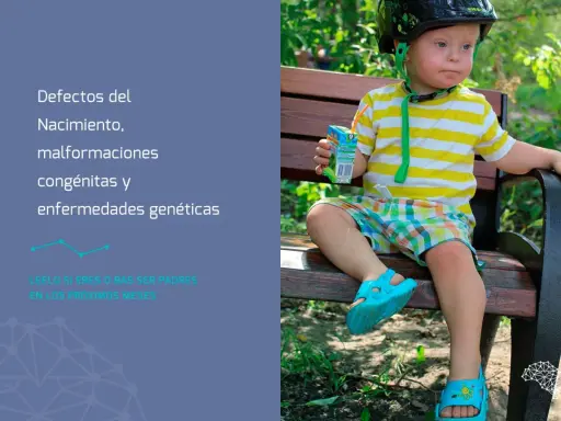Niño con síndrome de Down bebe jugo. El texto habla de defectos del nacimiento, malformaciones congénitas y enfermedades genéticas, indicando que es congénito y hereditario.