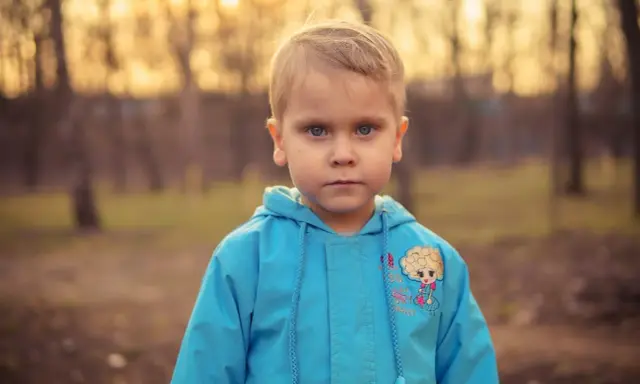 Niño con ojos azules, herencia de su padre ojos azules, y seguro heredará los ojos marrones de su madre.