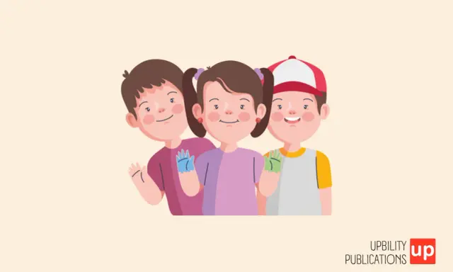 Tres niños sonríen y saludan. Uno de ellos tiene síndrome de Down.