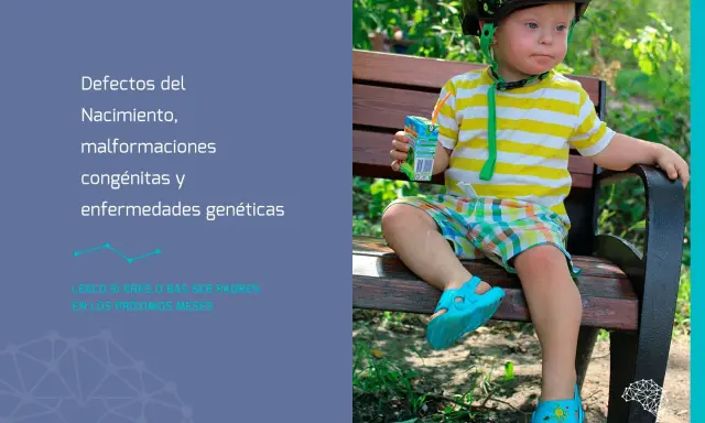 Niño con síndrome de Down bebe jugo. El texto habla de defectos del nacimiento, malformaciones congénitas y enfermedades genéticas, indicando que es congénito y hereditario.
