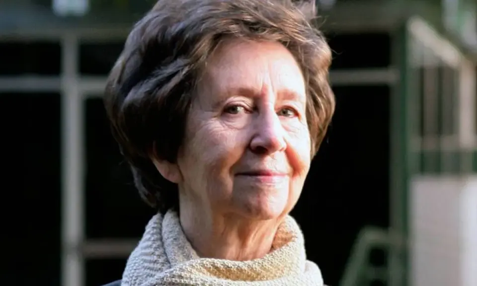 Retrato de Margarita Salas, científica pionera cuyos descubrimientos revolucionaron la biología molecular.