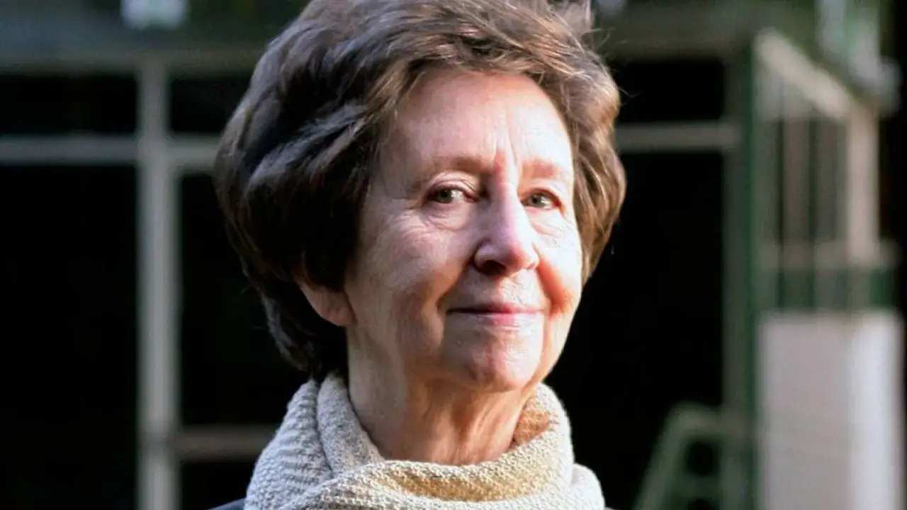 Retrato de Margarita Salas, científica pionera cuyos descubrimientos revolucionaron la biología molecular.