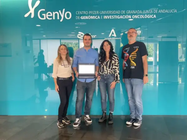 Equipo en Genyo, centro de investigación genómica. Uno de ellos muestra un portátil, quizás para analizar datos de micro ARN.